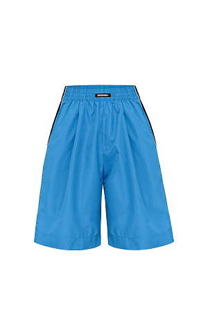 голубой Шорты в спортивном стиле с карманами по бокам, белым кантом и широким лампасом. Пояс на эластичной ленте с брендированным ярлыком. Дополнить образ можно бомбером или курткой в том же стиле.