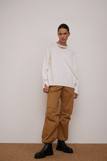 Джемпер с акцентным вырезом