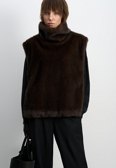 Жилет из экомеха с воротником-стойкой