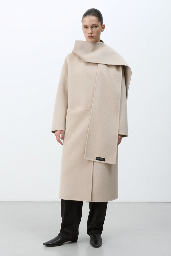 Шерстяное пальто с шарфом 