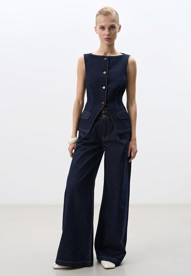 Приталенный джинсовый жилет 