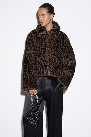 Шуба из экомеха с анималистичным принтом