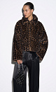 Короткая шуба из экомеха с анималистичным принтом, имитирующим окрас леопарда. Модель прямого кроя с отложным воротником и карманами. Застежка на потайные кнопки под планкой. Низ изделия выполнен на кулиске. 