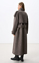 Длинное двубортное шерстяное пальто с добавлением верблюжьей шерсти. Модель прямого свободного силуэта с отложным воротником и боковыми карманами. Изделие декорировано отлетной кокеткой и широкими лацканами на плечах. На талии расположены шлевки, через которые продевается пояс, выполненный из того же материала, что и пальто. Без подкладки. 