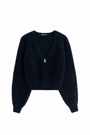 черный Укороченный кардиган на молнии с V-образным вырезом. Содержание в пряже 40% натурального пуха лисы делает изделие теплым, мягким и в тоже время очень легким.