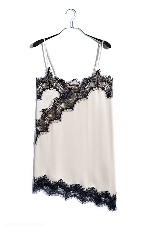 молочный Платье-комбинация длины мини из 100% вискозы. Модель на тонких бретельках. Подол и лиф изделия декорированы тонким кружевом контрастного цвета.