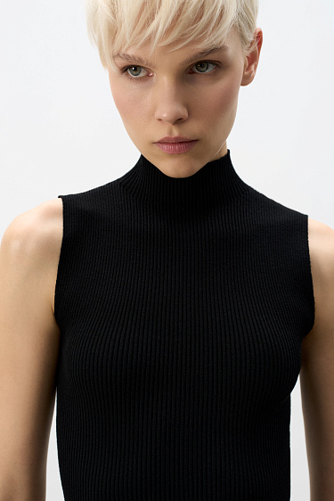 Трикотажный топ из вискозы с высоким воротом