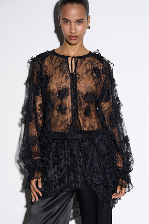 черный Платье длины мини из тонкого кружева с объемным декором в виде цветов. Модель свободного кроя с длинными рукавами, манжетами, и круглым вырезом горловины с жабо.Застежка на пуговицы. Горловина фиксируется на шее тонким шнурком. Изделие выполнено без подкладки.