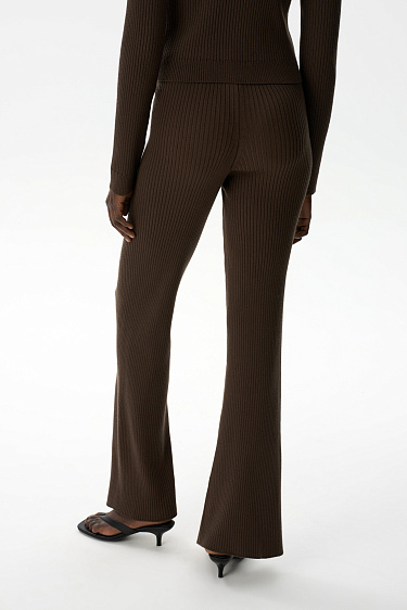 Трикотажные брюки в рубчик с разрезами спереди