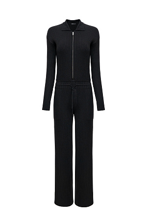 черный Трикотажный комбинезон из смесовой шерсти с добавлением кашемира. Длинные рукава, пояс на кулиске и отложной воротник. Застежка на молнию.