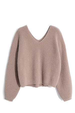 бежевый Трикотажный джемпер из пуха лисы. Модель свободного силуэта со спущенной линией плеч и V-образным вырезом горловины. Образ можно дополнить юбкой в том же стиле. 