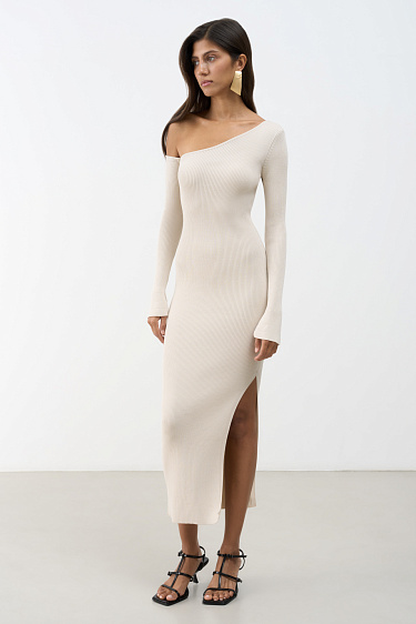 Платье с асимметричным вырезом горловины