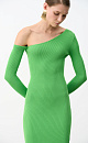 Трикотажное платье длины миди из вискозы в рубчик. Модель с асимметричным вырезом горловины, откытым плечом, длинными рукавами и разрезом сбоку.