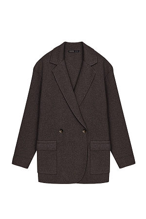 коричневый Трикотажный двубортный жакет из смесовой шерсти с добавлением кашемира. Модель прямого кроя, с прямоугольными лацканами и накладными карманами с клапанами спереди. Изделие без подкладки.