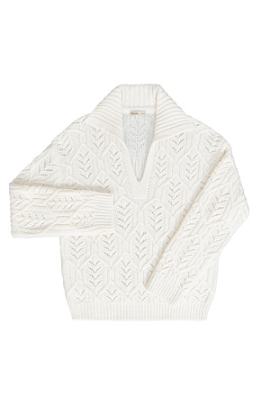 белый Трикотажный джемпер со сложной арнаментной вязкой с добавлением шерсти альпака. Модель свободного силуэта со спущенной линией плеча и воротником-поло с V-образным вырезом. Манжеты рукавов, воротник и низ изделия выполнен в рубчик.