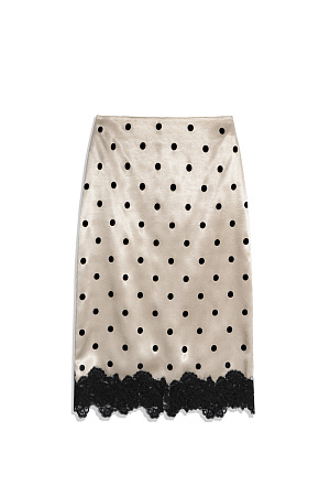 молочный Атласная юбка в горох длины миди. Модель по фигуре с застежкой на&nbsp;&nbsp;потайную молнию. Подол изделия декорирован кружевом.