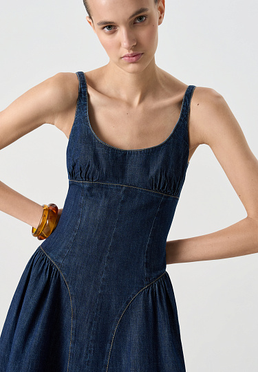 Джинсовое платье мини с акцентом на талии