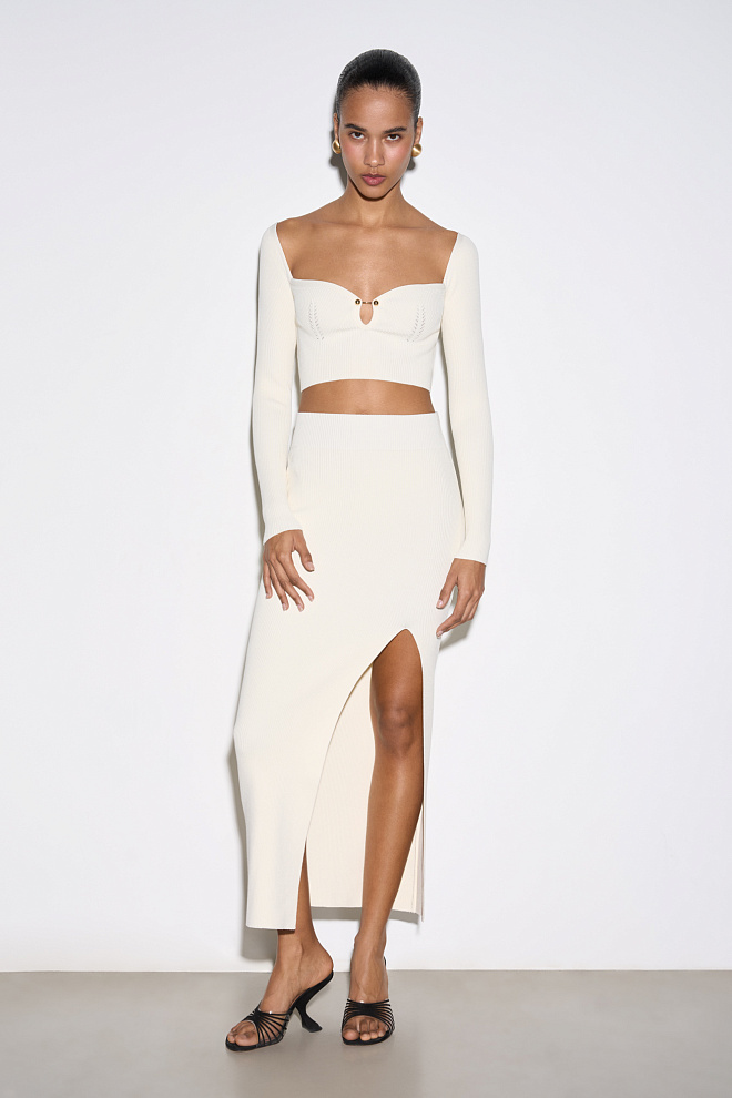 Топ с декольте на перемычке