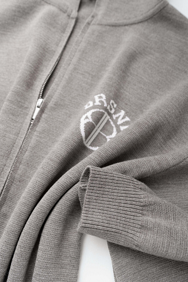 Бомбер в спортивном стиле