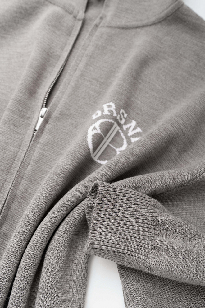 Бомбер в спортивном стиле