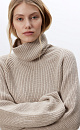 Трикотажный укороченный джемпер из шерсти альпака в рубчик. Модель свободного силуэта с высоким воротом