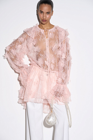 розовый Платье длины мини из тонкого кружева с объемным декором в виде цветов. Модель свободного кроя с длинными рукавами, манжетами, и круглым вырезом горловины с жабо.Застежка на пуговицы. Горловина фиксируется на шее тонким шнурком. Изделие выполнено без подкладки.