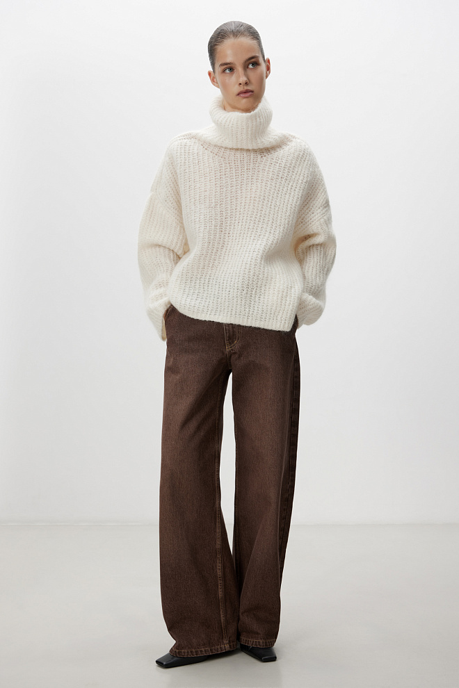 Джемпер из мохера с высоким воротником