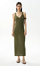 Сарафан длины макси из 100% льна. Модель прямого кроя с перекрученными бретелями и V-образным вырезом.