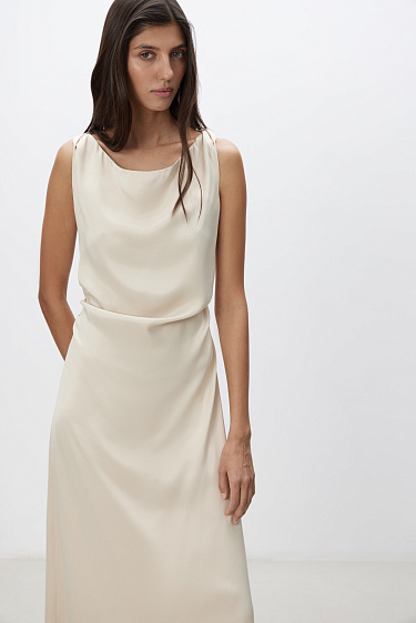 Атласное платье с перекрутом на плечах