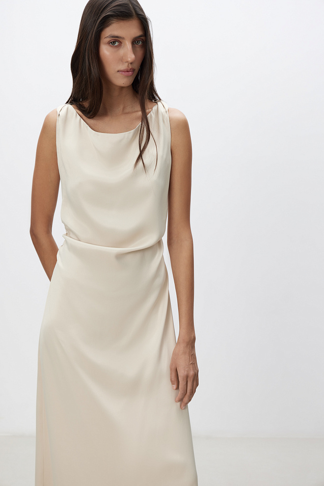 Атласное платье с перекрутом на плечах