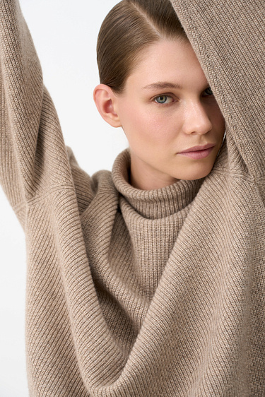 Трикотажный джемпер с воротником-стойкой 