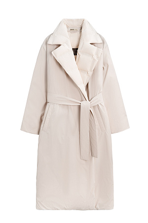 молочный Двустороннее утепленное пальто на запах. Модель прямого кроя, с широкими лацканами и боковыми карманами. Пояс в комплекте. Изделие декорировано геометрической стежкой и брендированным тиснением. 