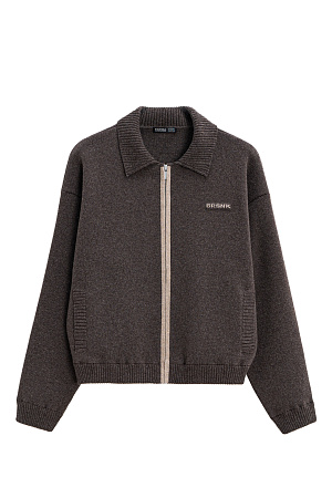 коричневый Трикотажный бомбер из кашемира и шерсти. Модель свободного силуэта, со спущенной линией плеч, отложным воротником, боковыми карманами, застежкой на молнию, планкой контрастного цвета и брендированным жаккардом на груди. Низ изделия выполнен на резинке. Дополнить образ можно юбкой в таком же стиле.