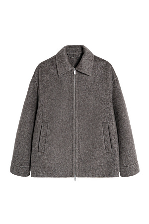 коричневый Куртка на молнии из мягкой шерстяной ткани с добавлением верблюжьей шерсти и шелка. Модель свободного кроя с отложным воротником, спущенной линией плеч и двумя боковыми карманами. Застежка на молнию. При пошиве этого изделия была использована технология double face, благодаря которой внутренняя сторона выглядит также аккуратно, как и внешняя.