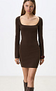 Трикотажное платье-футляр длины мини. Модель приталенного силуэта, с&nbsp;&nbsp;длинным рукавом и квадратным вырезом декольте.
