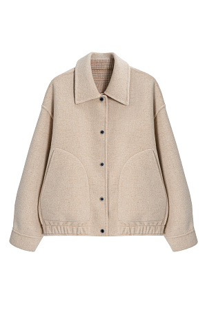 бежевый Двусторонний бомбер из 100% шерсти. Модель прямого свободного силуэта со спущенной линией плеч, отложным воротником и двумя накладными карманами. Застежка на магнитные кнопки.&nbsp;&nbsp;<br />
Технология Double Face, использованная при создании этой модели, позволяет обеим сторонам ткани выступать в качестве лицевой. Тщательная ручная обработка швов обеспечивает отсутствие видимых строчек на лицевой стороне.