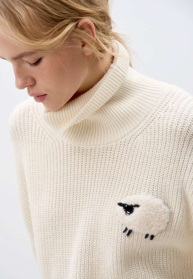 Джемпер с объемным дизайном