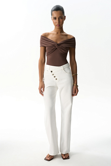 Топ с открытой линией плеч 