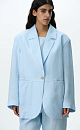 Однобортный жакет из 100% льна. Модель свободного силуэта с англиским воротником и прорезными карманами спереди. Застежка на одну пуговицу. Дополнить образ можно брюками в таком же стиле.