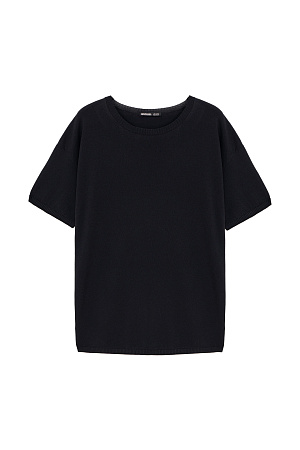 черный Трикотажная футболка из поливискозы. Модель свободного силуэта со спущенной линией плеча и круглым вырезом горловины. Манжеты рукавов, горловина и низ изделия выполнены в рубчик. 