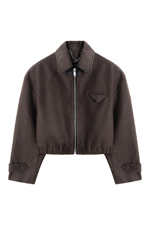 коричневый Шерстяной бомбер с отложным с воротником. Модель прямого силуэта с подплечниками и имитацией кармана на груди. Длинные рукава с патами на манжетах. Воротник декорирован вставкой из экокожи. Застежка на молнию. Изделие на подкладке.