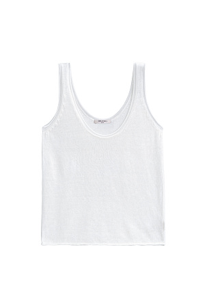 белый Трикотажный топ из 100% льна. Модель прямого кроя, на широких бретелях, с глубокой проймой и U-образным вырезом горловины. Края изделия выполнены в рубчик.
