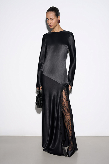 Атласное платье с разрезом и кружевом