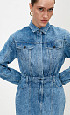 Джинсовое платье длины мини из 100% хлопка. Модель приталенного силуэта, с длинными рукавами, отложным воротником, нагрудными карманами с клапанами и боковыми карманами на поясе для ремня. Застежка на металлические кнопки.
