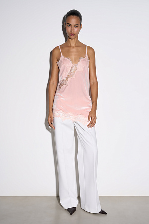 розовый Топ из бархатной вискозы, декорированный тонким кружевом. Модель асимметричного кроя, с глубоким вырезом декольте на тонких бретельках. 