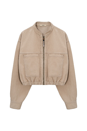 бежевый Вельветовый бомбер с накладными карманами. Модель свободного силуэта со спущенной линией плеча и брендированным ярлыком на спине. Манжеты на пуговицах. Застежка на молнию.