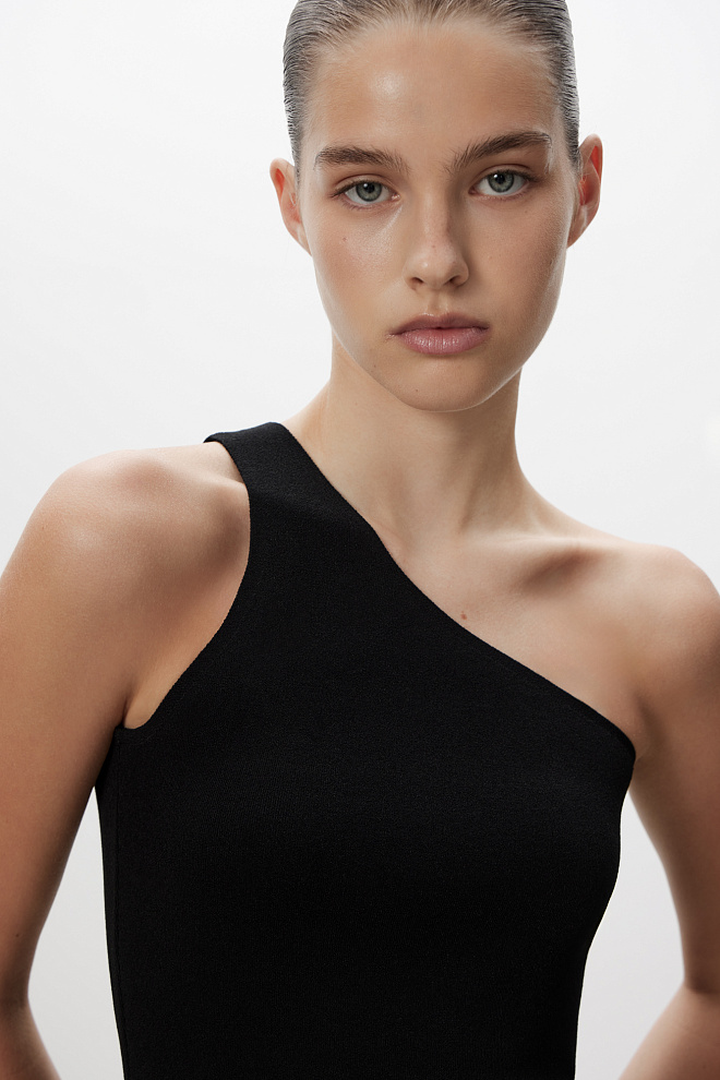 Топ из вискозы на одно плечо