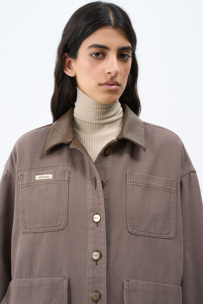 Джинсовая куртка с кожаным воротником