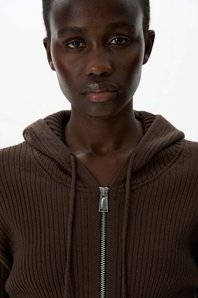 Трикотажный бомбер с капюшоном 