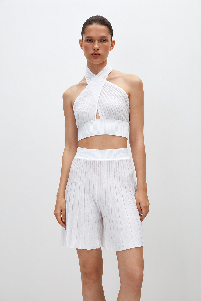 Топ с перекрутом на шее